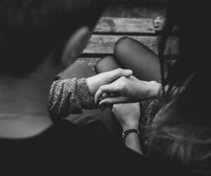 C&rsquo;est quoi la Dark Romance ? Décryptage d&rsquo;un genre qui fascine autant qu&rsquo;il dérange