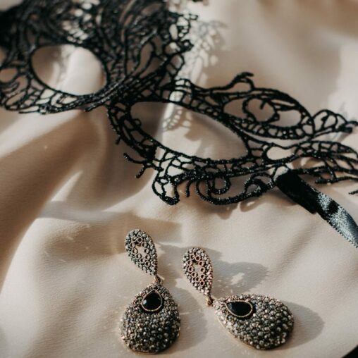 masque de bal et boucles d'oreilles