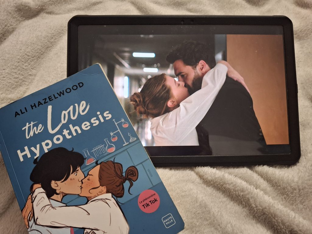 The Love Hypothesis film Prime Video scène du baiser - Couverture du livre Ali Hazelwood
