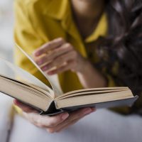 close-up-femme-brune-avec-un-chemisier-jaune